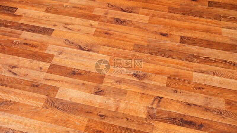 软木地板与实木地板：一场材质与自然的对话